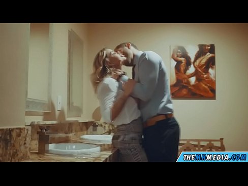 ❤️ כשבלונדינית חזה מפתה אותך בשירותים ציבוריים ❤ פורנו אצלנו ❌️❤